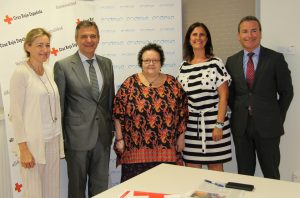 En el centro, Francisco Arteaga y Amalia G¢mez junto a responsables del proyecto de Endesa
