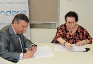 Franisco Arteaga y Amalia G¢mez firmando el acuerdo