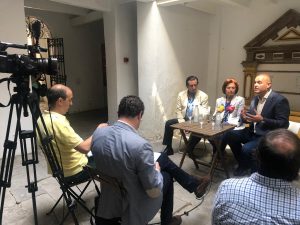 Los promotores del proyecto y Araceli Pereda, presidenta de Hispania Nostra, atendiendo a los medios