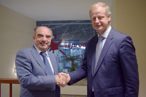 El presidente Miguel Ibáñez -izda- saluda al nuevo Director General de A...