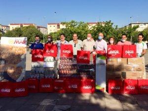 Foto_donación FUNDACIÓN MAS a Asociación Tres Barrios Sevilla
