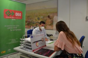 Técnico de la VUE antendiendo a una usuaria