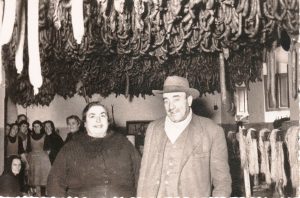 Abuelos en salón