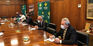 201014. El presidente de Caja Rural del Sur junto a empresarios que respladarán como iniciativa privada proyectos de inversión en Huelva.