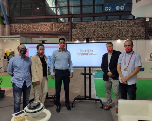 Juan José Prieto (junto al panel a la izquierda), CEO de InnovaSur, en la XI Edición del Greencities con su equipo para presentar la plataforma In4City