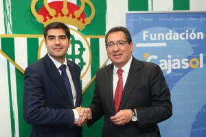 Ángel-Haro-presidente-Real-Betis-y-Antonio-Pulido-presidente-Fundación-Cajasol-firma-convenio