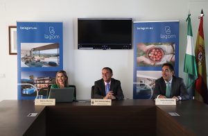 Marina Romero, directora de operaciones de Altur Homes, José Antonio Mena, alcalde de Benahavís y Javier Hernández, director ejecutivo de la promotora
