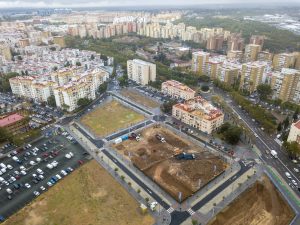 Imagen aérea del solar sobre el que ya se construye la promoción Armstrong en el barrio de Cisneo Alto de Sevilla.