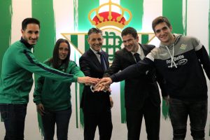 En el centro, Diego Chacón, Director de AEDAS Homes en Andalucía, junto a Ramón Alarcón, Director General de Negocio del Real Betis, e integrantes de las distintas secciones del Club.