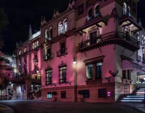 Hotel Alfonso XIII Iluminado en Rosa en la Lucha Contra el Cáncer de Mama