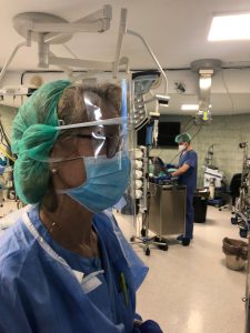 Doctora Navarro anestesista con la máscara fabricada por Cruzcampo