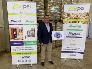 José Pelaéz mostrando sello calidad biomasa