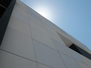 Paneles de la fachada del edificio de Unieléctrica DSCF8517