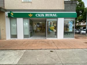 201021. Fachada de la nueva oficina de Caja Rural del Sur en la calle Polar de Jerez de la Frontera.