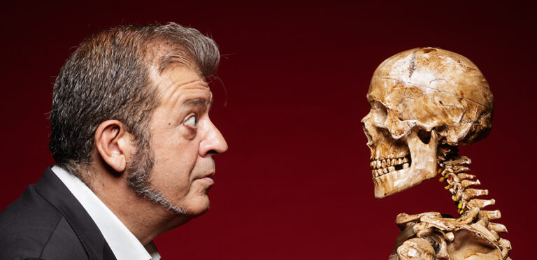 ‘EA’, una comedia esperpéntica