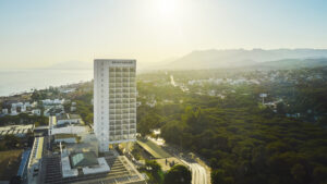 El nuevo Don Carlos Marbella abre sus puertas y recibe a sus primeros clientes tras una ambiciosa reforma