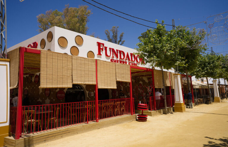 Fundador calienta motores para la feria con un tardeo de flamenco, combinados y buen ambiente