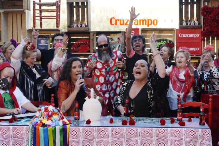 Cruzcampo reúne a Califato 3/4, Falete y Tomasito en una ‘Tiny Mesa Camilla’ para reinterpretar la sevillana con motivo de la Feria de Abril